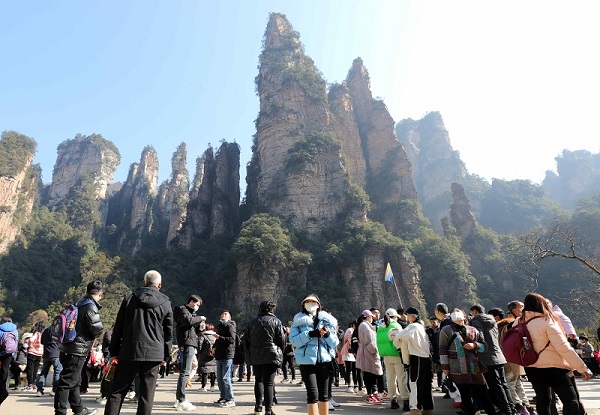 1月30日，游人在湖南张家界国家森林公园百龙天梯中部观景台游玩。（吴勇兵摄）