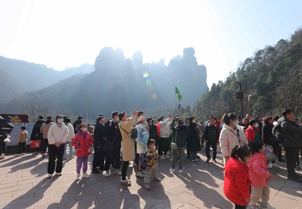 游人在湖南张家界国家森林公园十里画廊游玩。（吴勇兵摄）