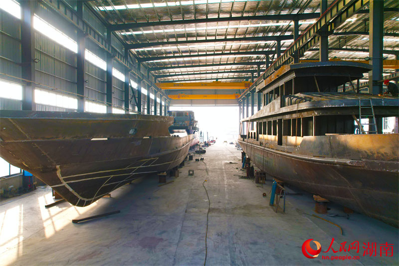 湖南海荃游艇有限公司在赶订单。人民网记者 李芳森摄