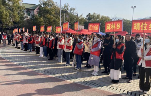 各乡镇组织有务工意愿的人员参加招聘会。刘玺摄