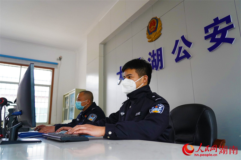 春节期间，民警在所里值班。人民网记者 李芳森摄