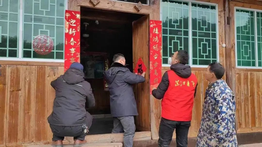 农商银行工作人员为留守老人和儿童送去新春祝福 单位供图