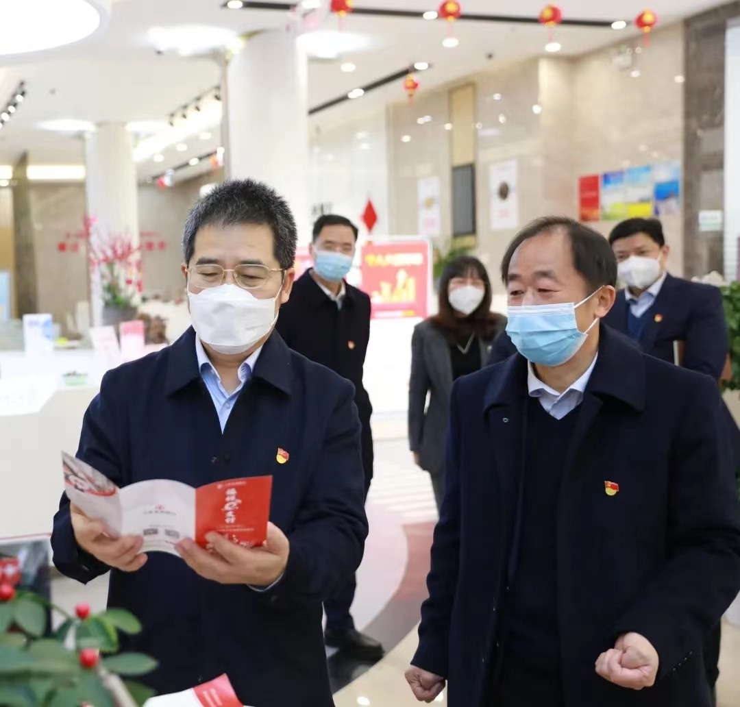 湖南省农信联社党委书记张世平在基层网点了解业务办理情况 单位供图