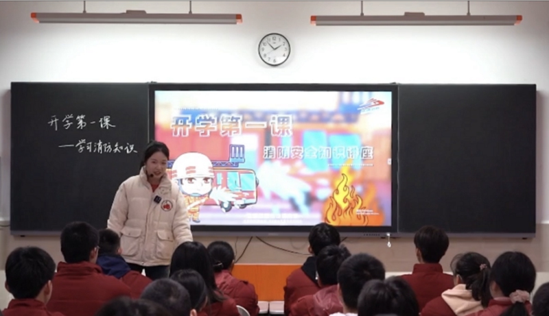 老师利用课件视频开展消防教育 株洲消防供图