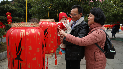 湖南江永县民俗文化街，市民在猜女书灯谜。受访单位供图