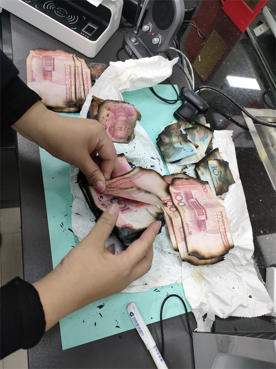 清点残损纸币。企业供图