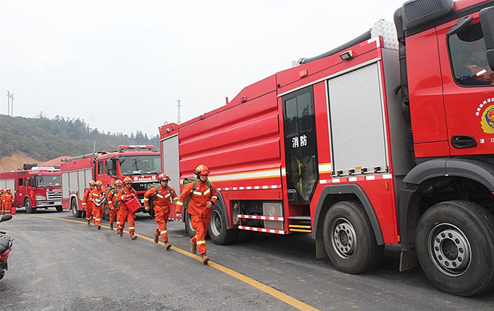消防救援人员携带森林灭火装备进入”火场”。株洲消防供图