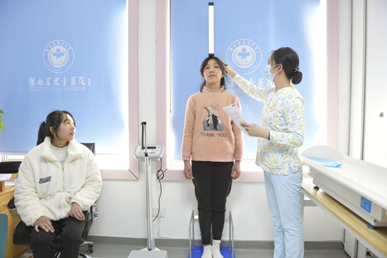 罗兰在接受体检。姚家琦摄