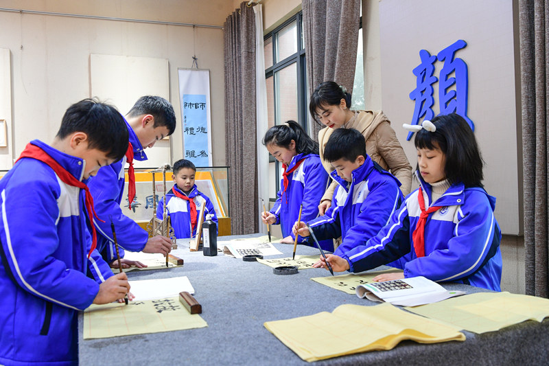 学生在进行书法练习。彭红霞摄