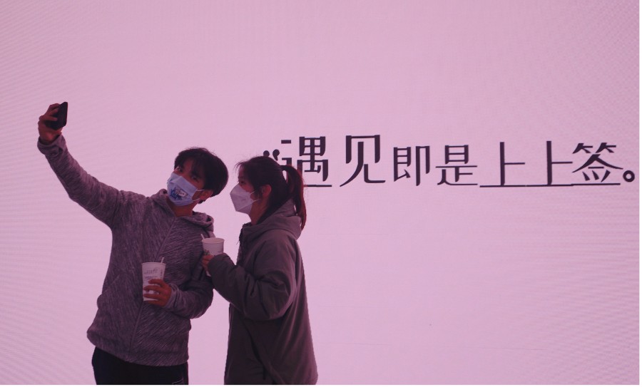 2月13日，一对情侣在长沙五一广场地铁站4号出口通道合影留念。实习生 苏李摄