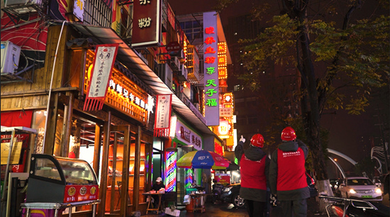 电力员工在查看夜间的米粉街供电情况。受访单位供图