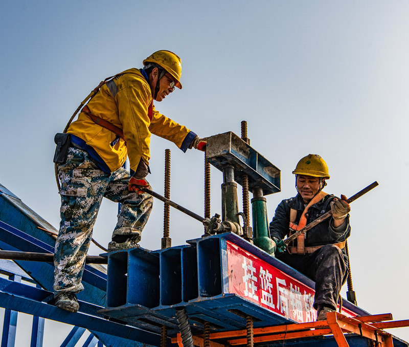 沅（陵）辰（溪）高速公路关键控制性工程沅水特大桥正在紧张施工之中。蒋亚文摄