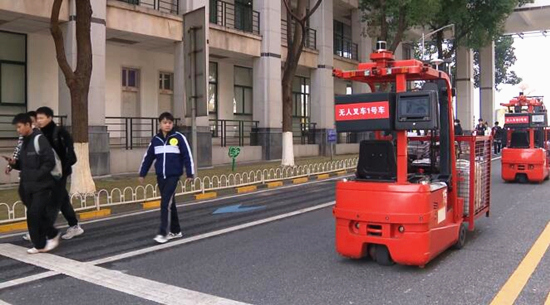 行駛中的無人叉車。受訪單位供圖
