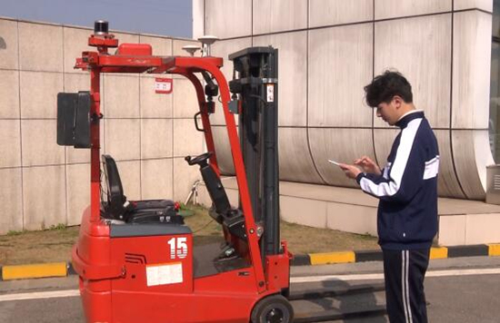 趙錦龍在設置無人叉車行駛路線。受訪單位供圖