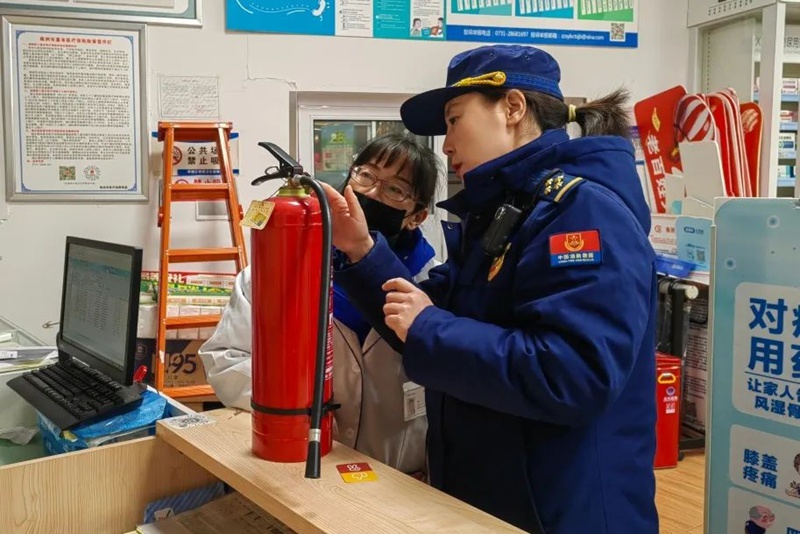防火监督员现场讲解消防器材操作 株洲消防供图