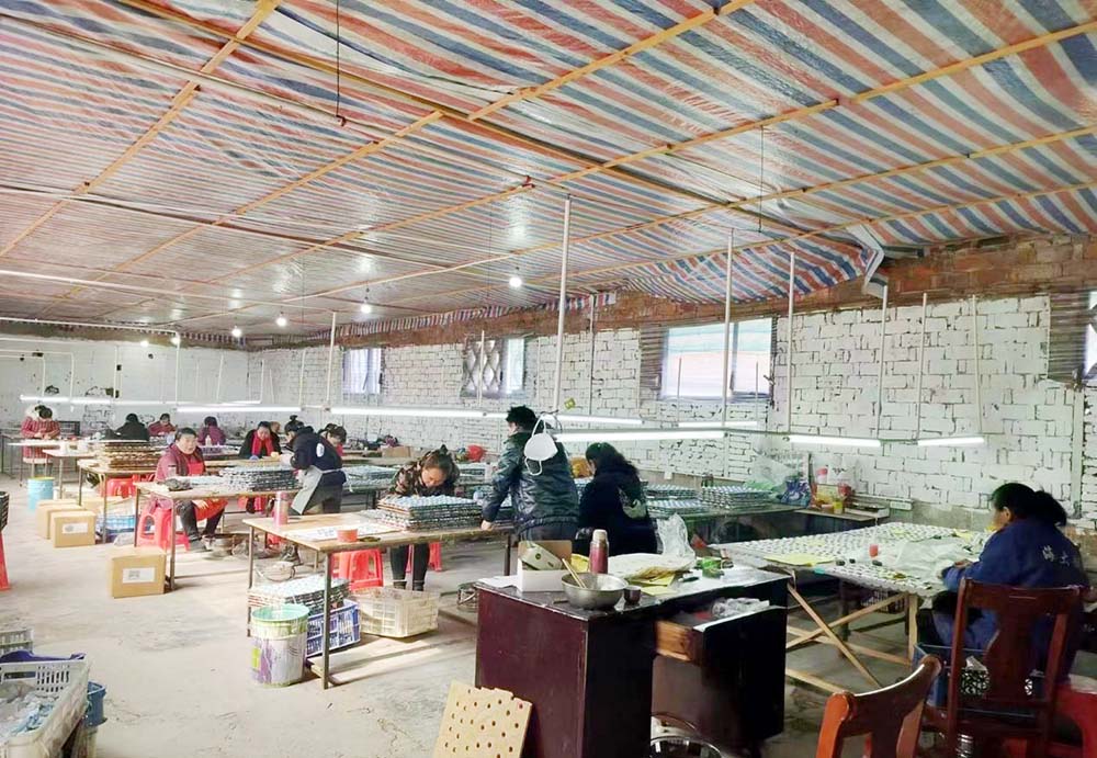 沅陵县就业帮扶车间黄壤坪工艺品有限责任公司加工现场。宁茜 摄