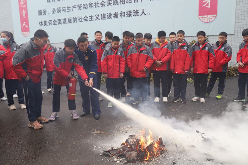 消防員“手把手”教學 株洲消防供圖