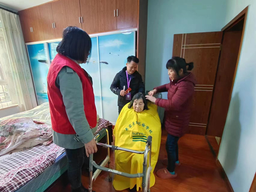 志愿者上门为居民理发。受访单位供图