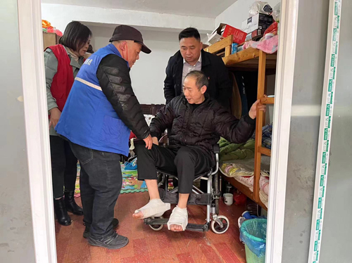 志愿者上门为居民进行服务。受访单位供图