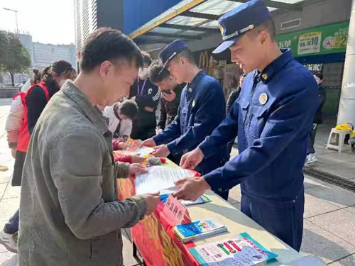 志愿者们为居民群众提供知识宣传。受访单位供图