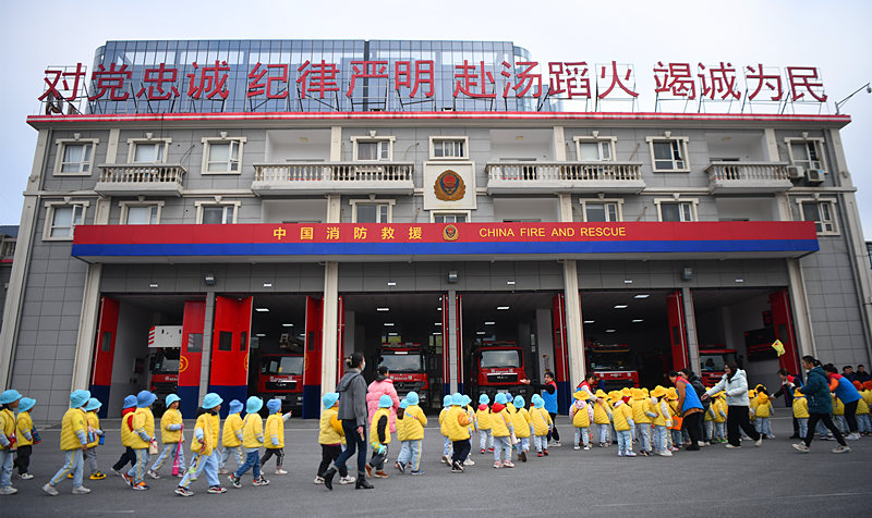 小朋友们排队来到消防站。湖南省消防救援总队供图