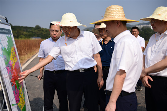 农发行湖南省分行领导来怀调研项目现场。企业供图