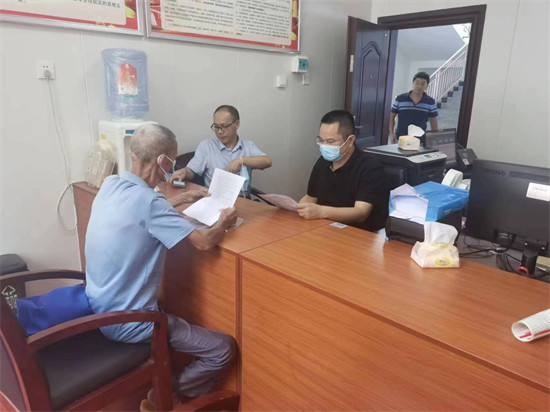 县委常委、县纪委书记、县监委主任、县委巡察工作领导小组组长夏业伟（右二）耐心接待来访群众。单位供图