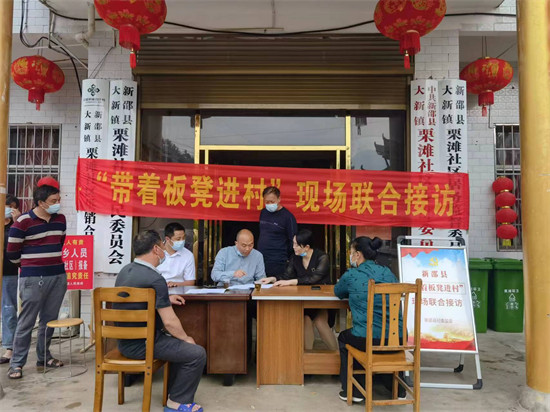 巡察干部“带着板凳进村”下沉一线，解决群众“闹心事”。单位供图