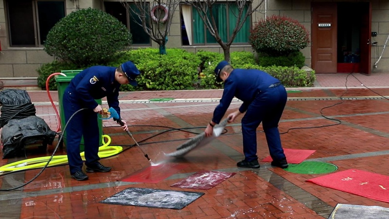 消防志愿者为居民清洗地毯（株洲消防供图）