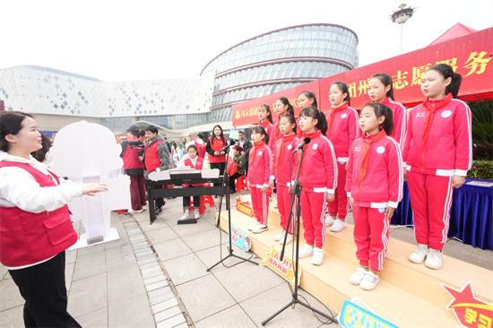 孩子们高唱歌曲《学习雷锋好榜样》。 刘炜摄