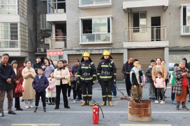 韶山大队开展关注儿童·童享未来爱心捐款活动以及消防宣传进社区活动。（单位供图）
