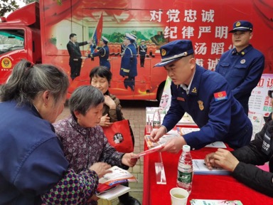 岳塘大队先后深入尔康养老服务中心、下摄司养老福利院开展“学雷锋、送温暖”活动。（单位供图）