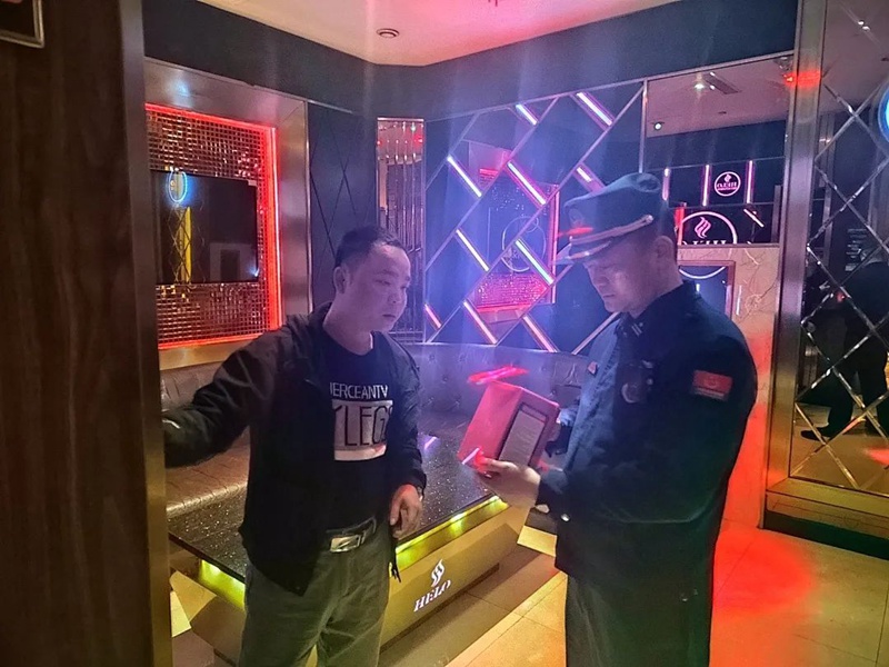 深入夜间营业场所开展消防安全检查（株洲消防供图）