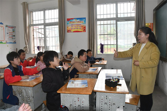 下午3點至5點，縣特殊教育學校教師李雪琳在培智班用手語為殘疾兒童上課。單位供圖