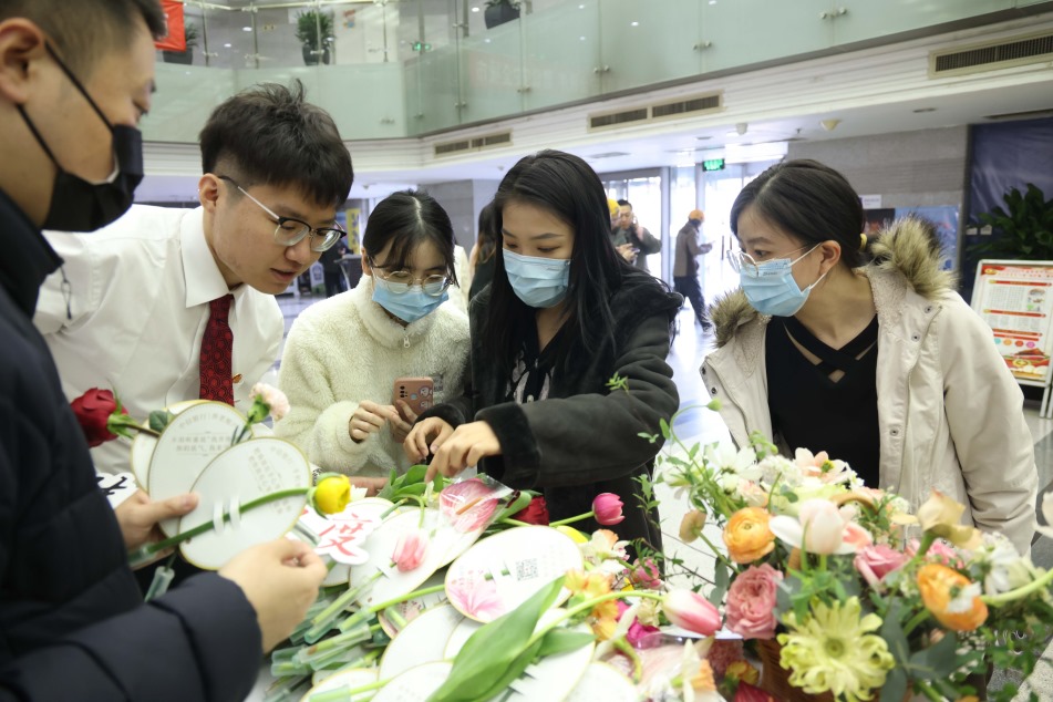 客户在“有家花店”挑选鲜花。单位供图