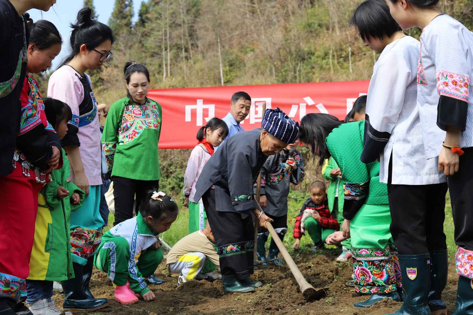 吳奶奶現場演示玉米花生的種植方法（田金鈴攝）