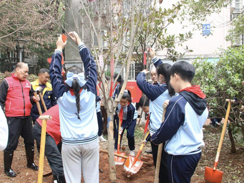 志願者在植樹。受訪單位供圖
