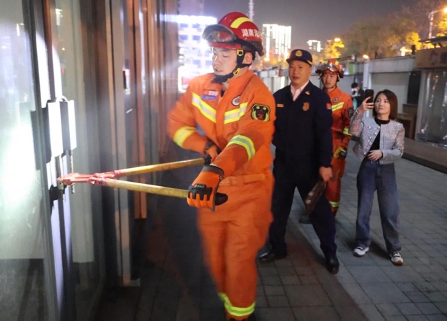消防救援人員人員用液壓鉗依法拆除消防通道門鎖（單位供圖）
