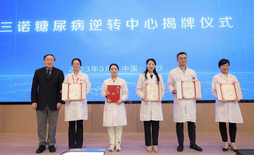 紀立農教授為三諾糖尿病逆轉中心專家委員會委員們頒發聘書。受訪單位供圖