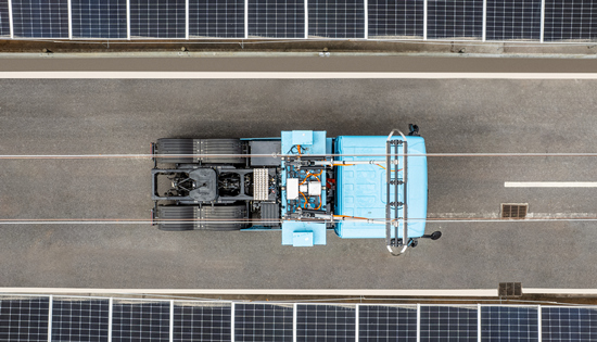 車輛在電氣化公路示范線運行。受訪單位供圖