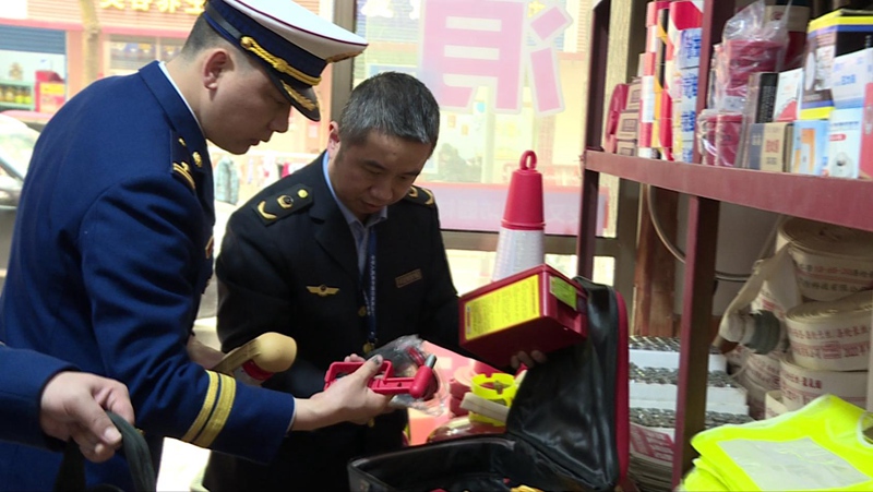 图1：图说：现场检查（株洲消防供图）