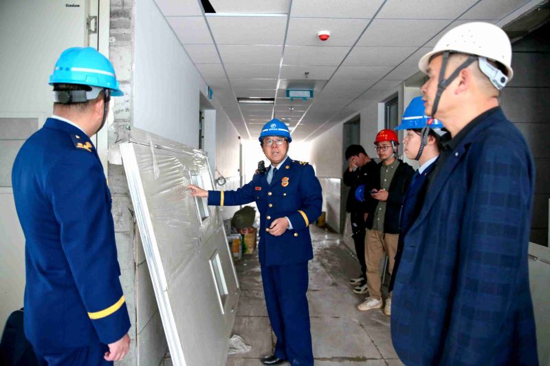 消防人员进行防火门查验（单位供图）