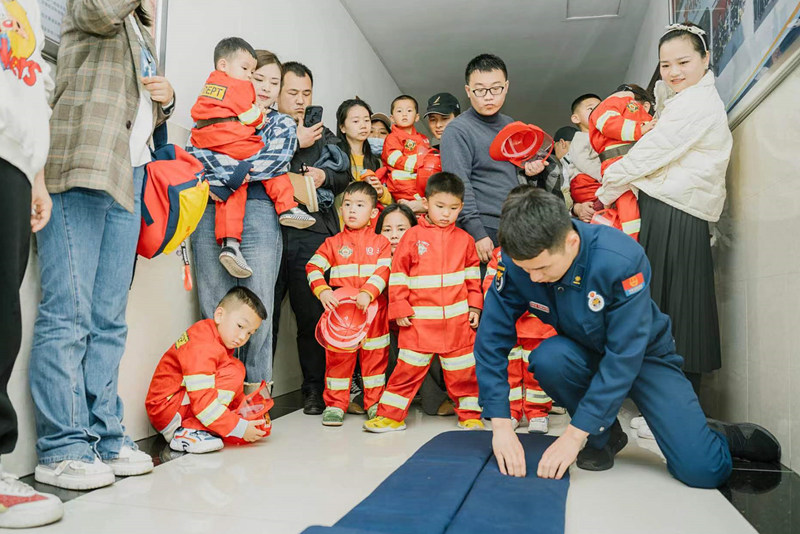 孩子與家長近距離了解“火焰藍”。湘潭消防供圖。