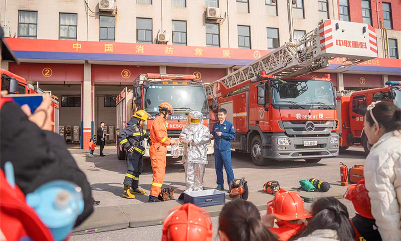 消防员展示消防隔热服。湘潭消防供图