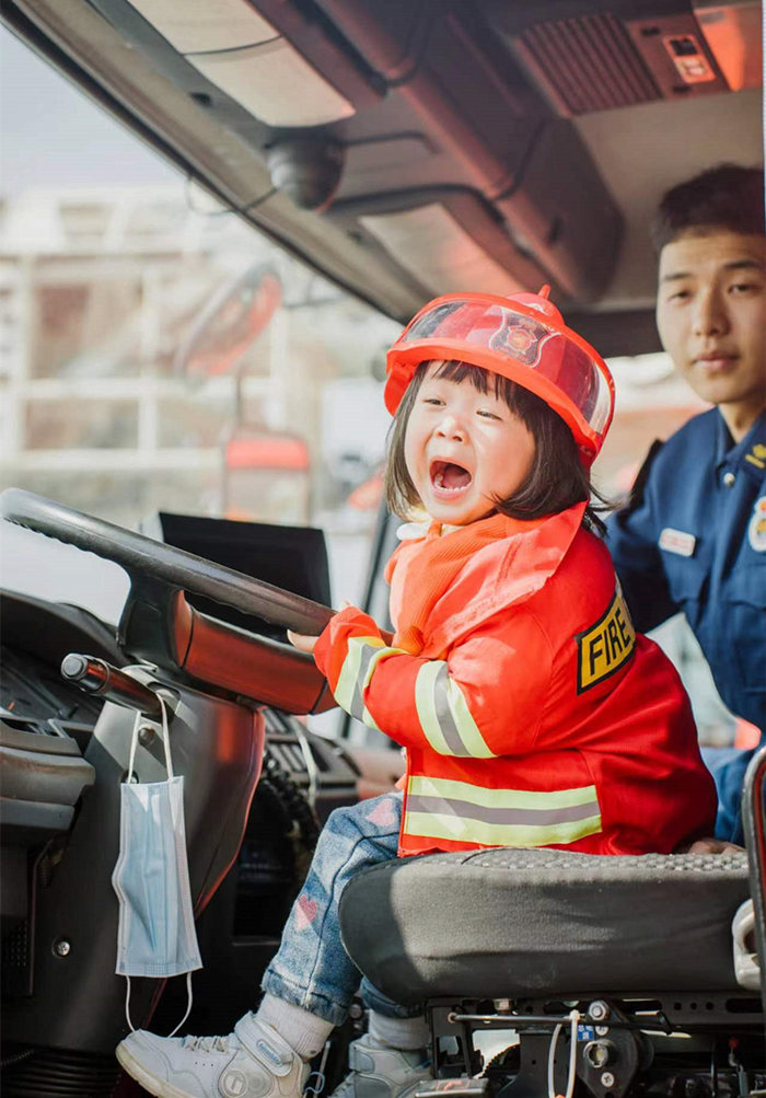 一位小朋友坐上消防车。湘潭消防供图