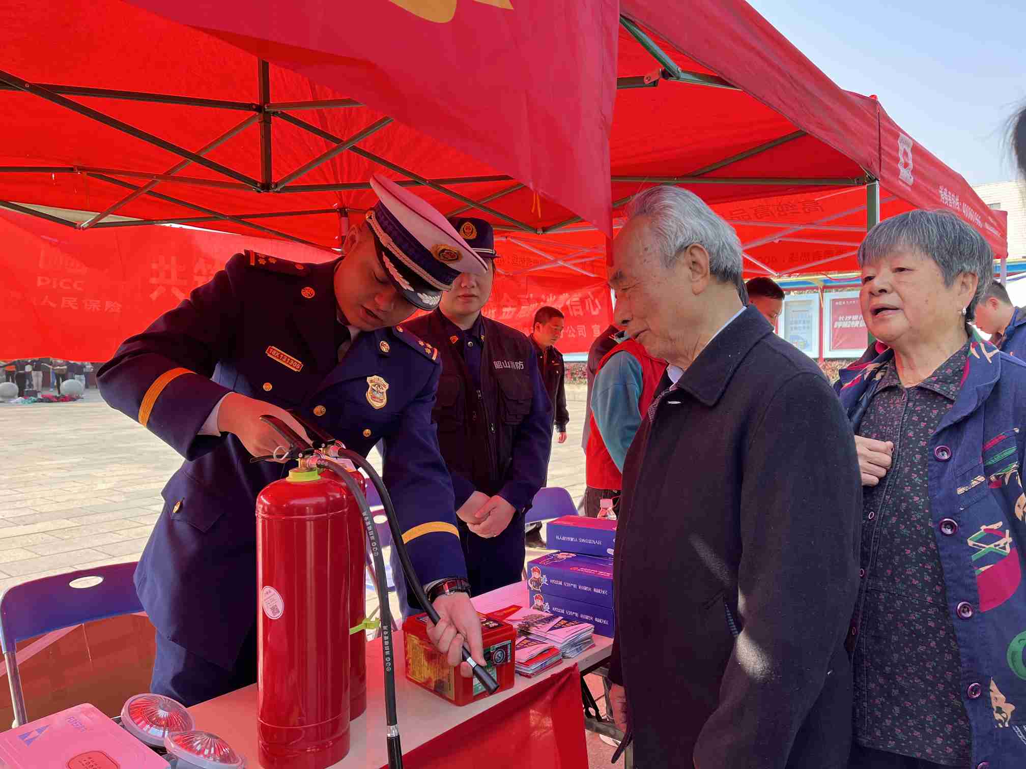 消防监督员手把手教学 让市民如何辨别真伪消防产品（单位供图）