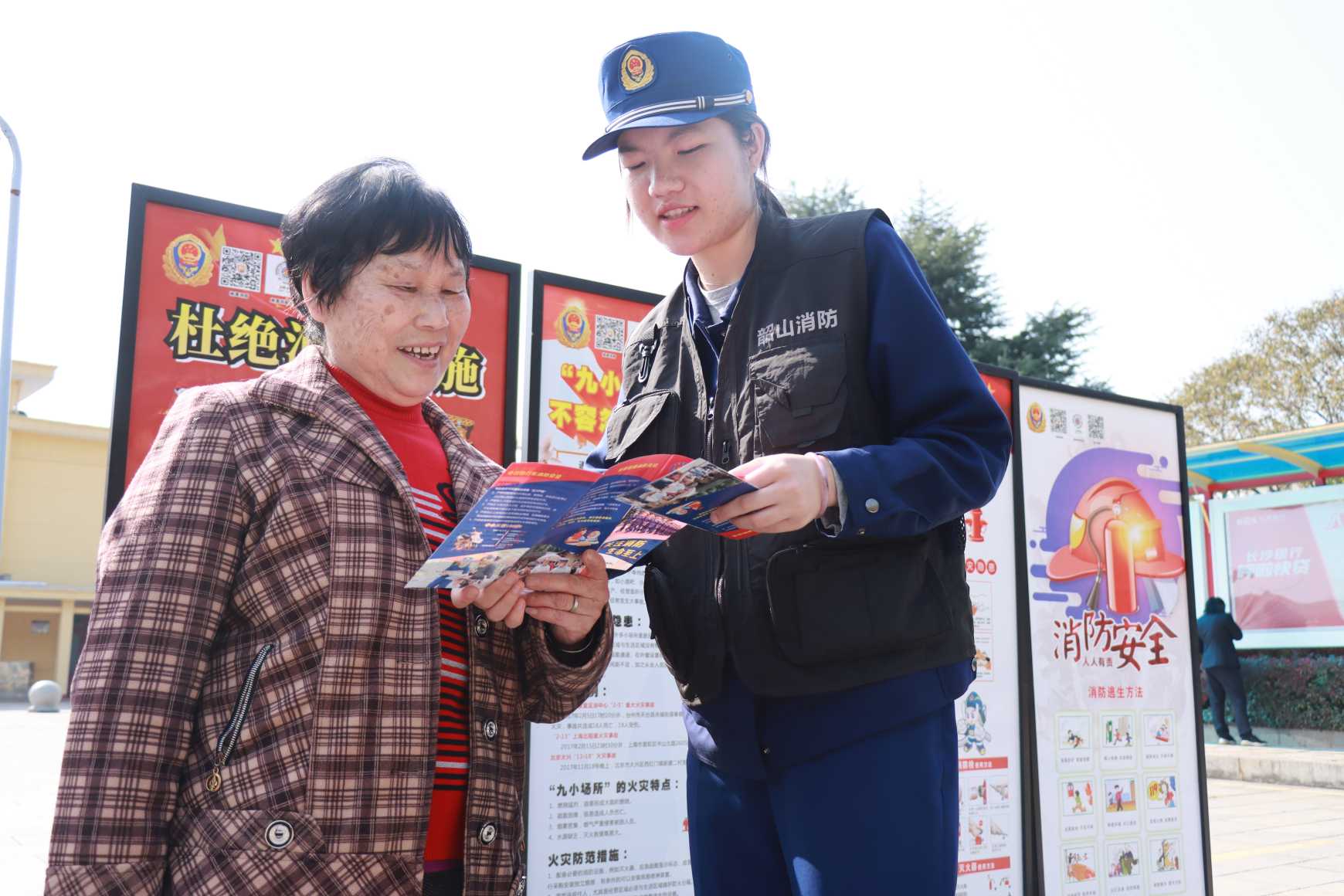 消防宣传员向市民发放宣传单 提高辨别伪劣消防产品能力（单位供图）