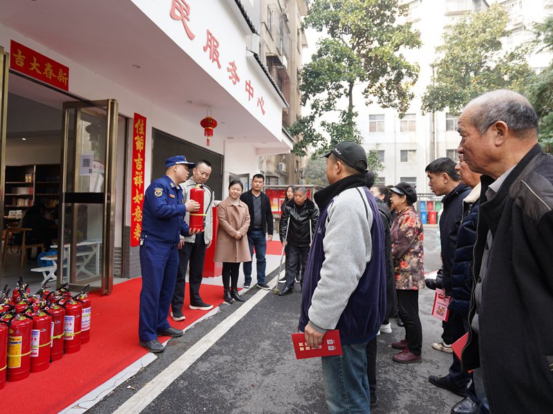 圖說：消防監督員來到社區講解消防產品知識（株洲消防供圖）