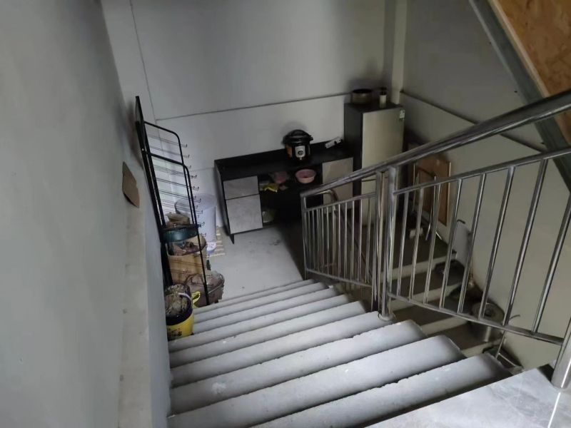 消防安全疏散通道堆放杂物,导致通道被占用(单位供图)