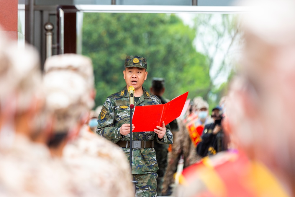 武警湖南总队新兵团军事组组长杨兴安发言。张森摄